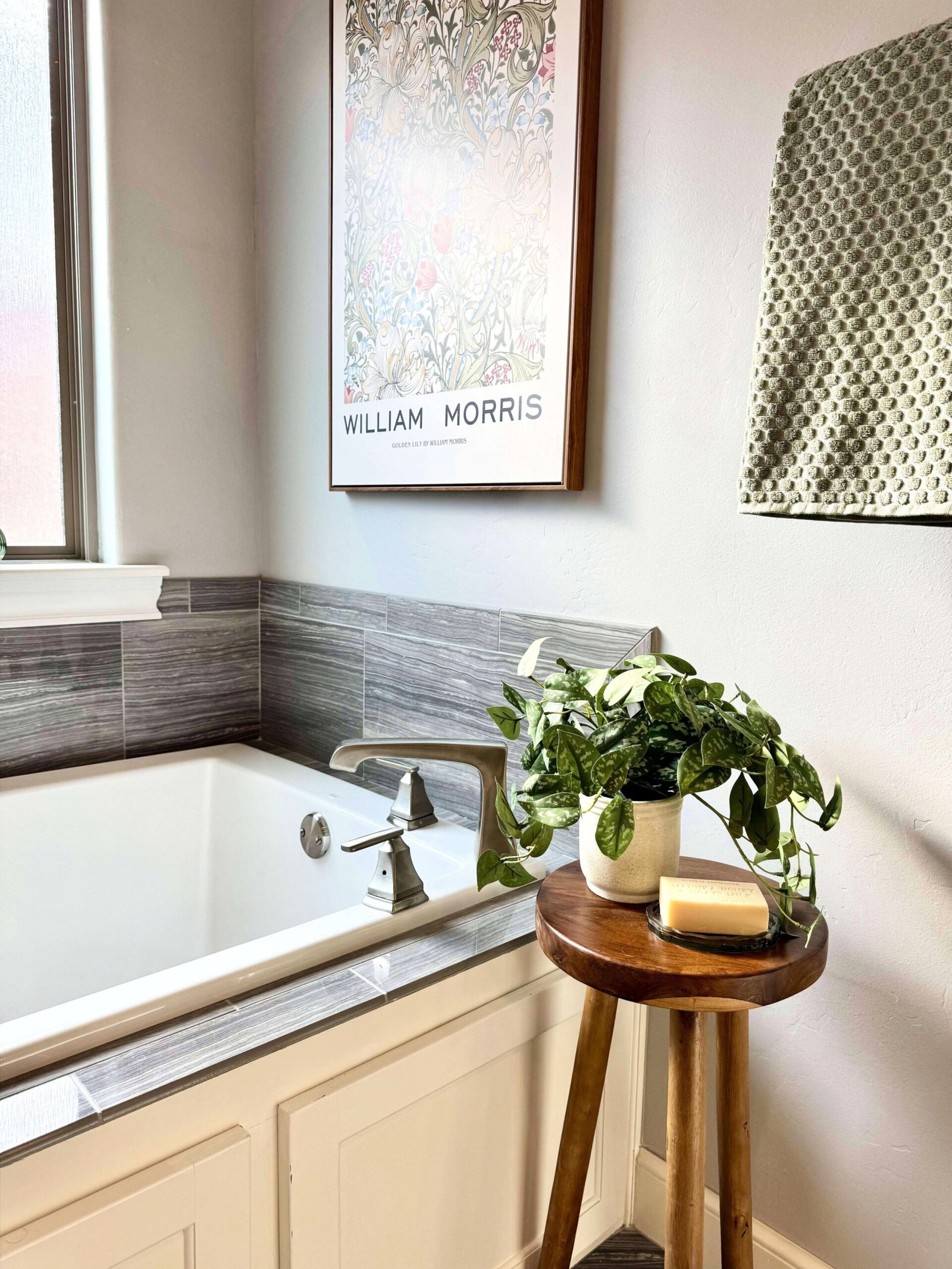 bathtub staging after with stool