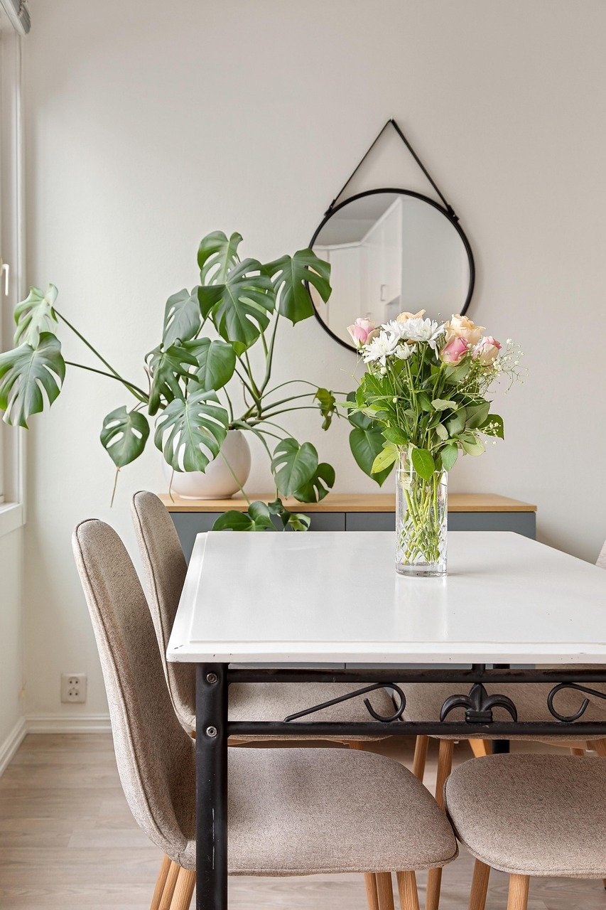 dining table uplclose photo